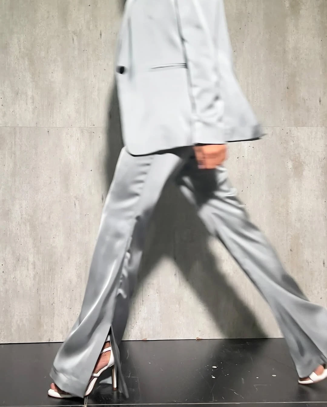 Mariana Fabbiani optó por looks en colores neutros y acertó