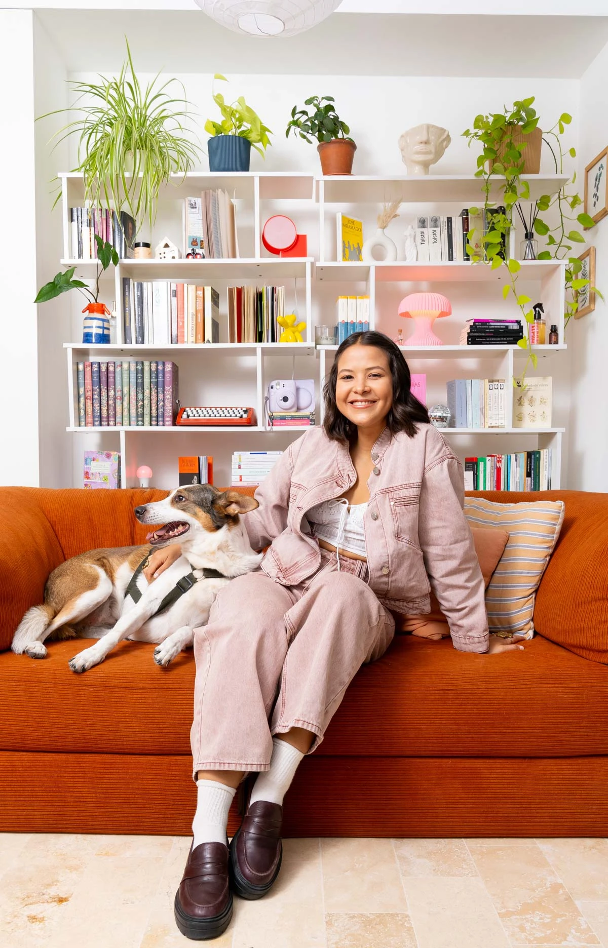 Laura en su depto con Galla, su perrita adoptada en Buenos Aires.