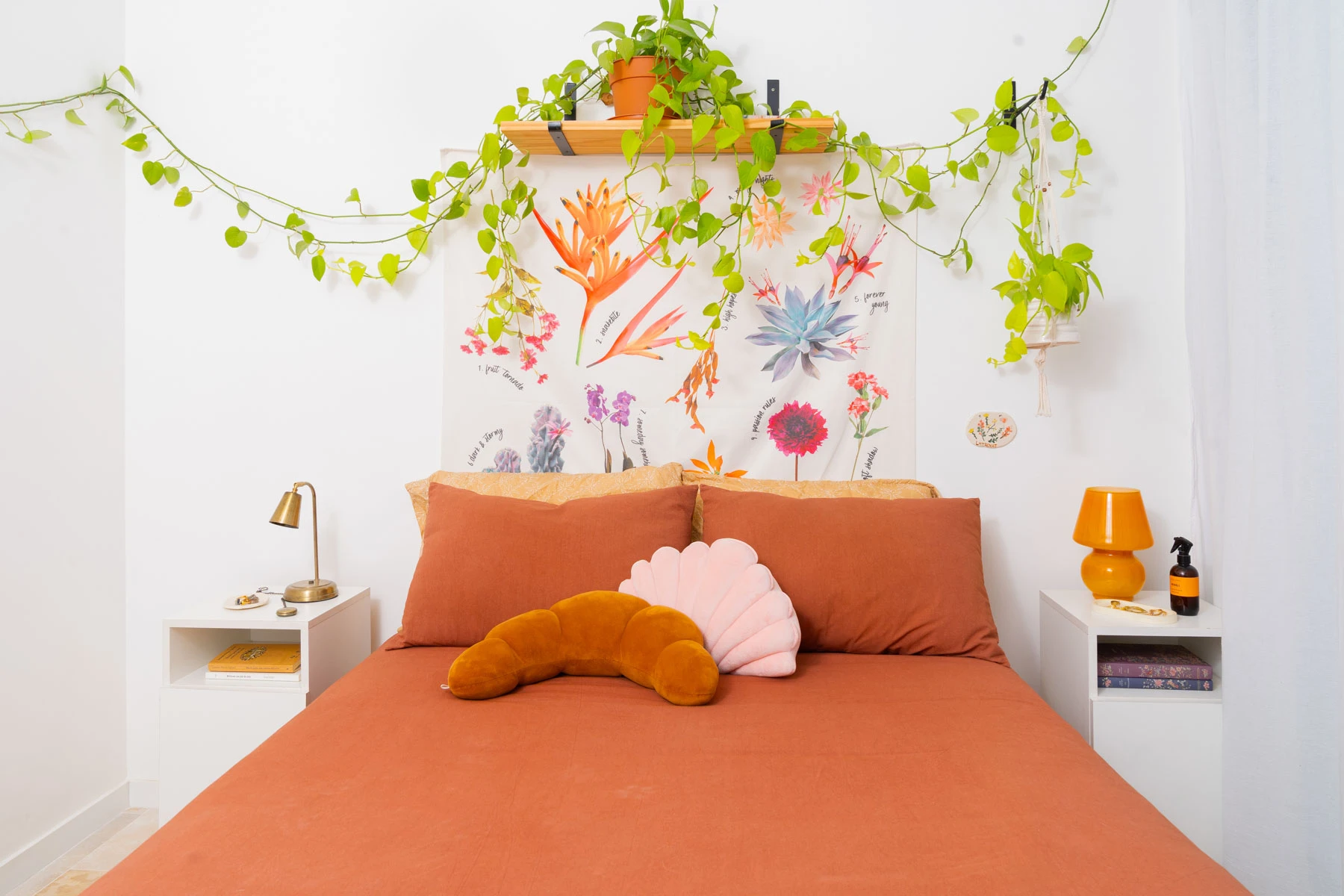 En el dormitorio principal, un tapiz botánico interactúa con el verde natural.