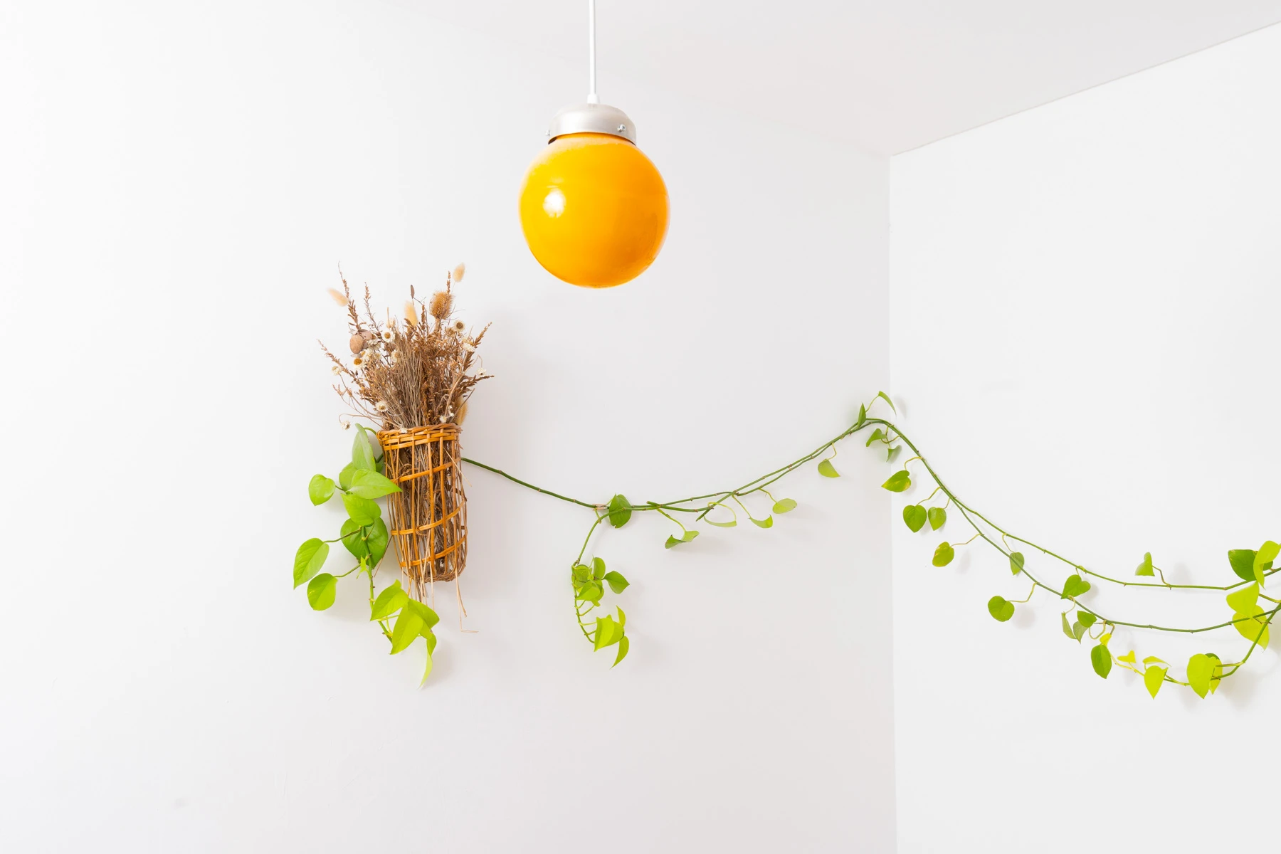 Más luces y decoración natural en el cuarto del departamento de Laura Trovat.