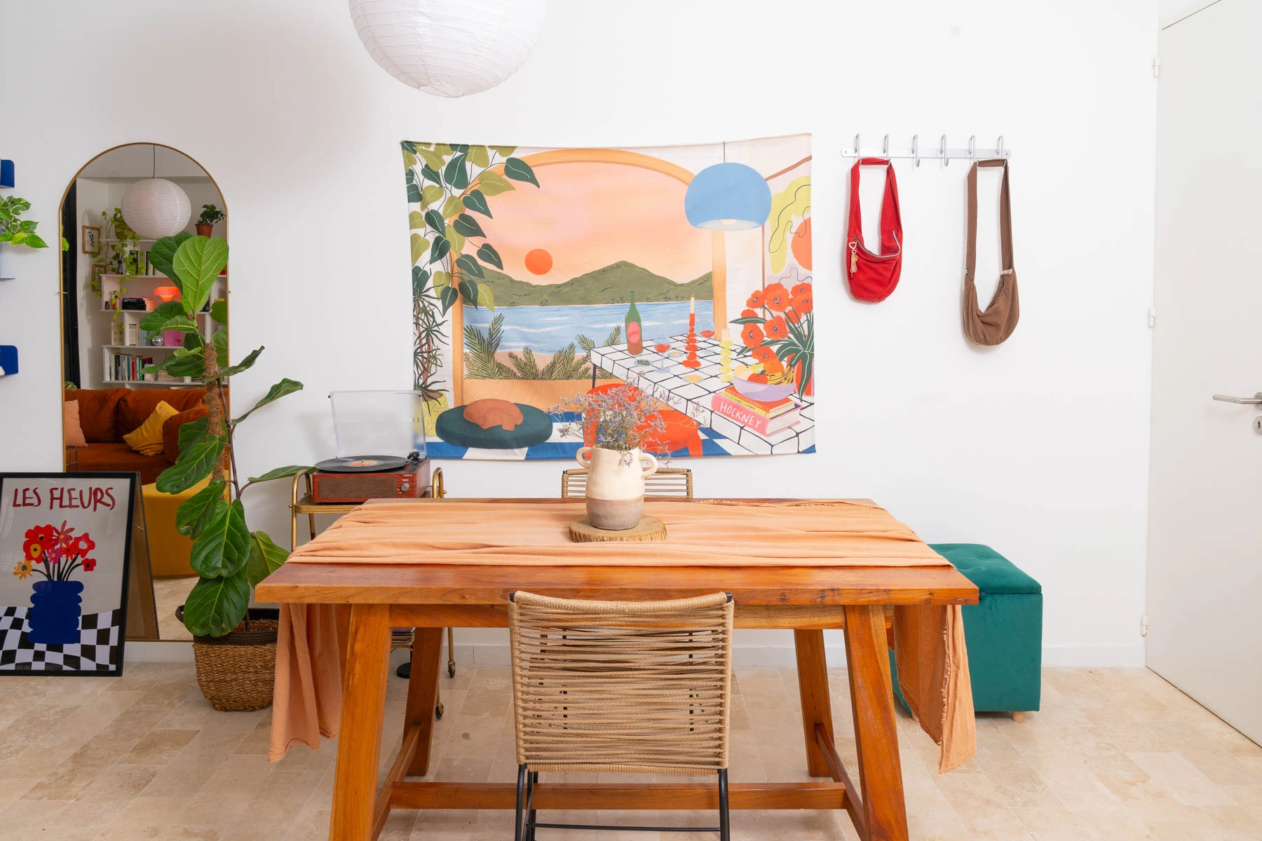 El cálido comedor de Laura Trovat, decorado en su justo equlibrio, buen gusto y aesthetic.