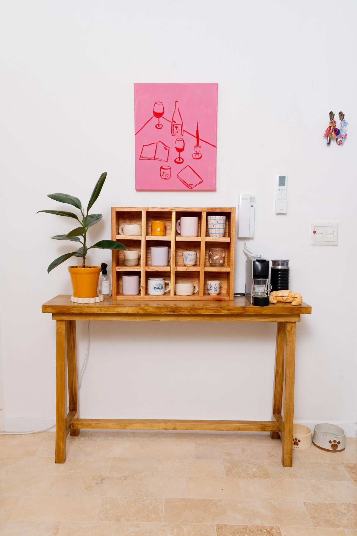 El rincón de café con cerámicas de Laura.