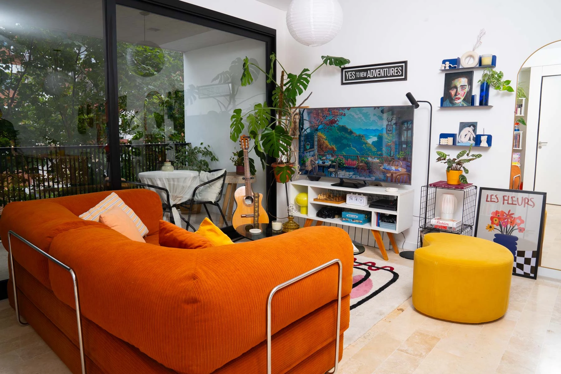 Espacio y diseño de una sala de estar con vista y con mucha onda.