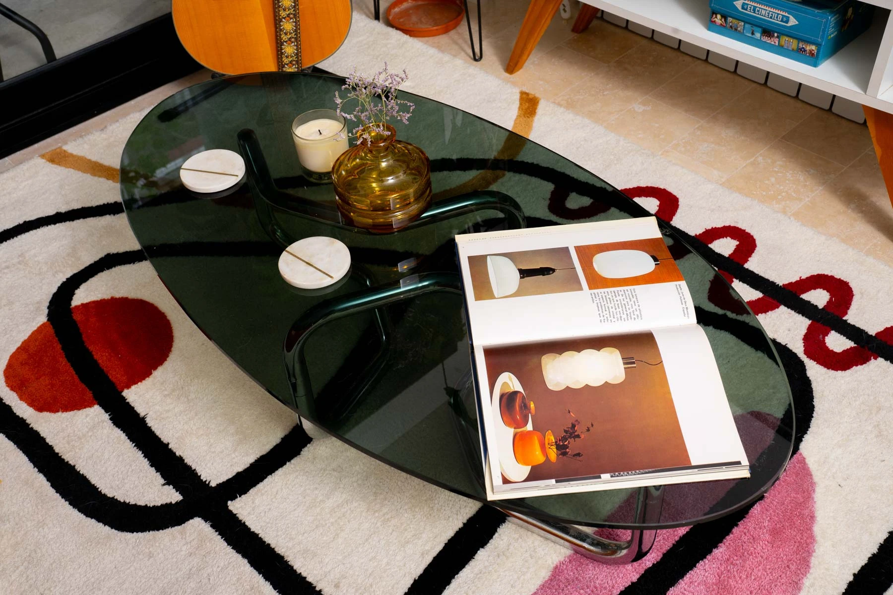 El el living, la mesa ratona y la alfombra plantean un atractivo juego de diseño y arte lineal.