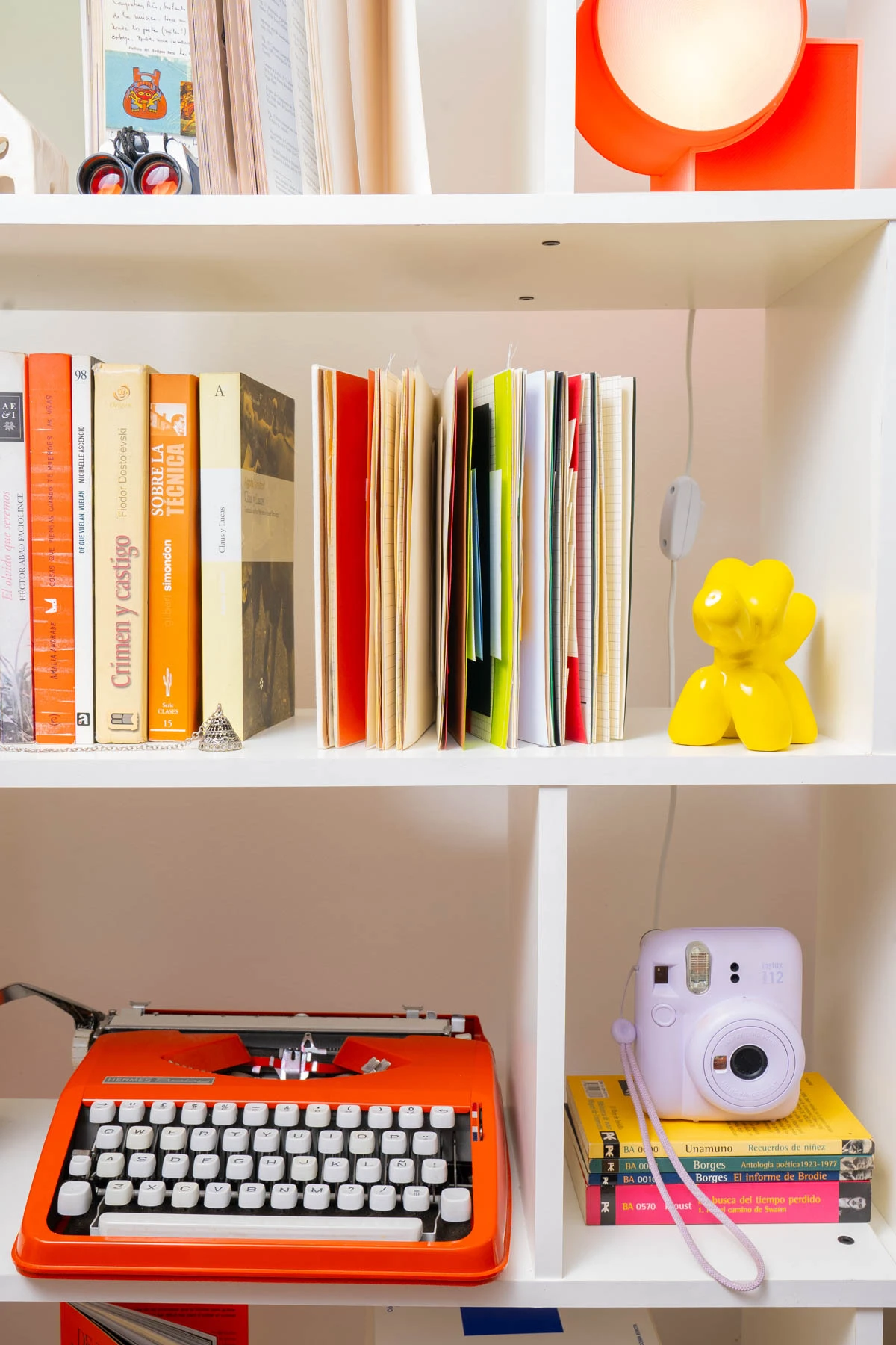 Detalle de la biblioteca, uno de los rincones mimados del depto de Laura Trovat.