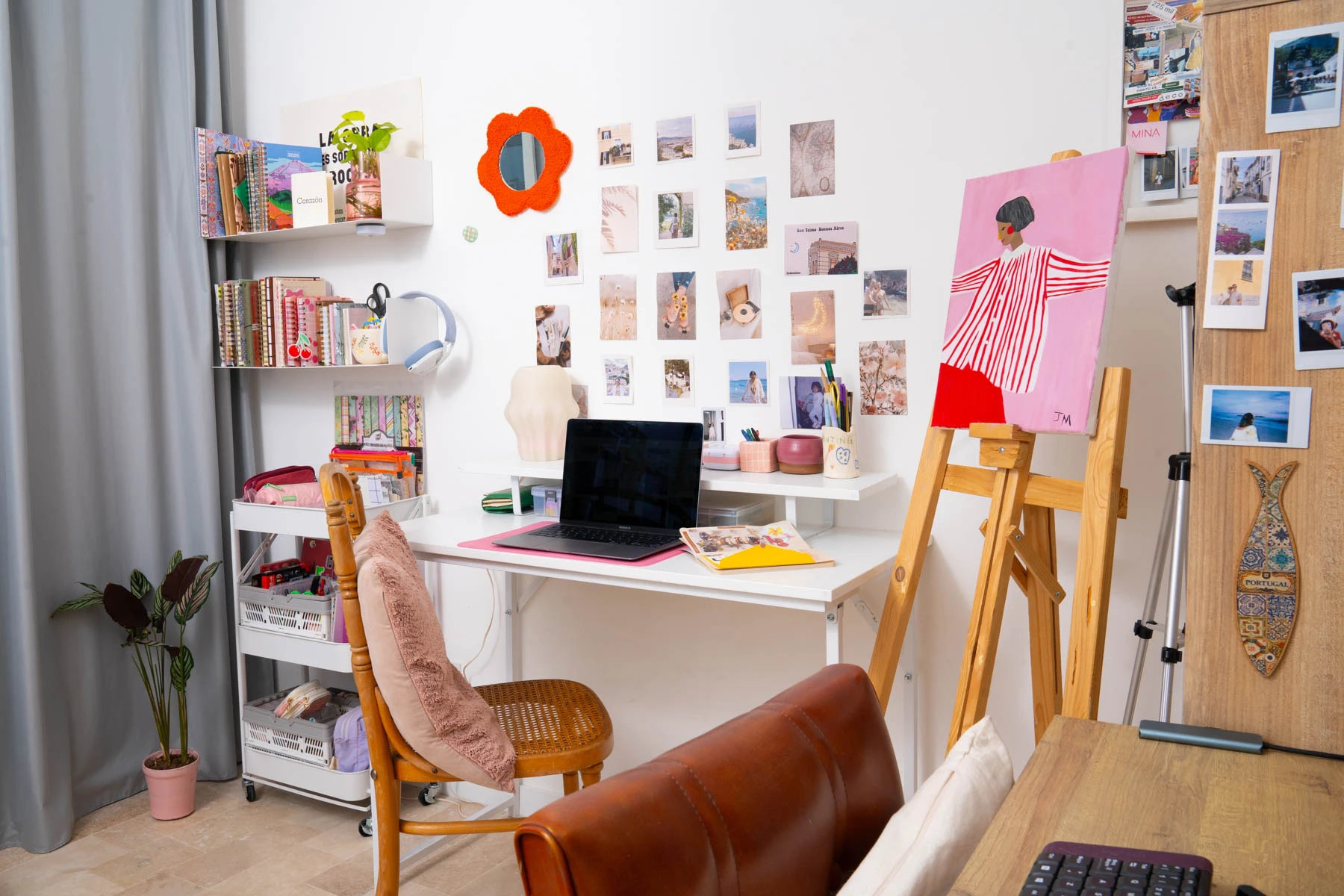 En el escritorio de Laura mandan los pósteres e imágenes creativas.