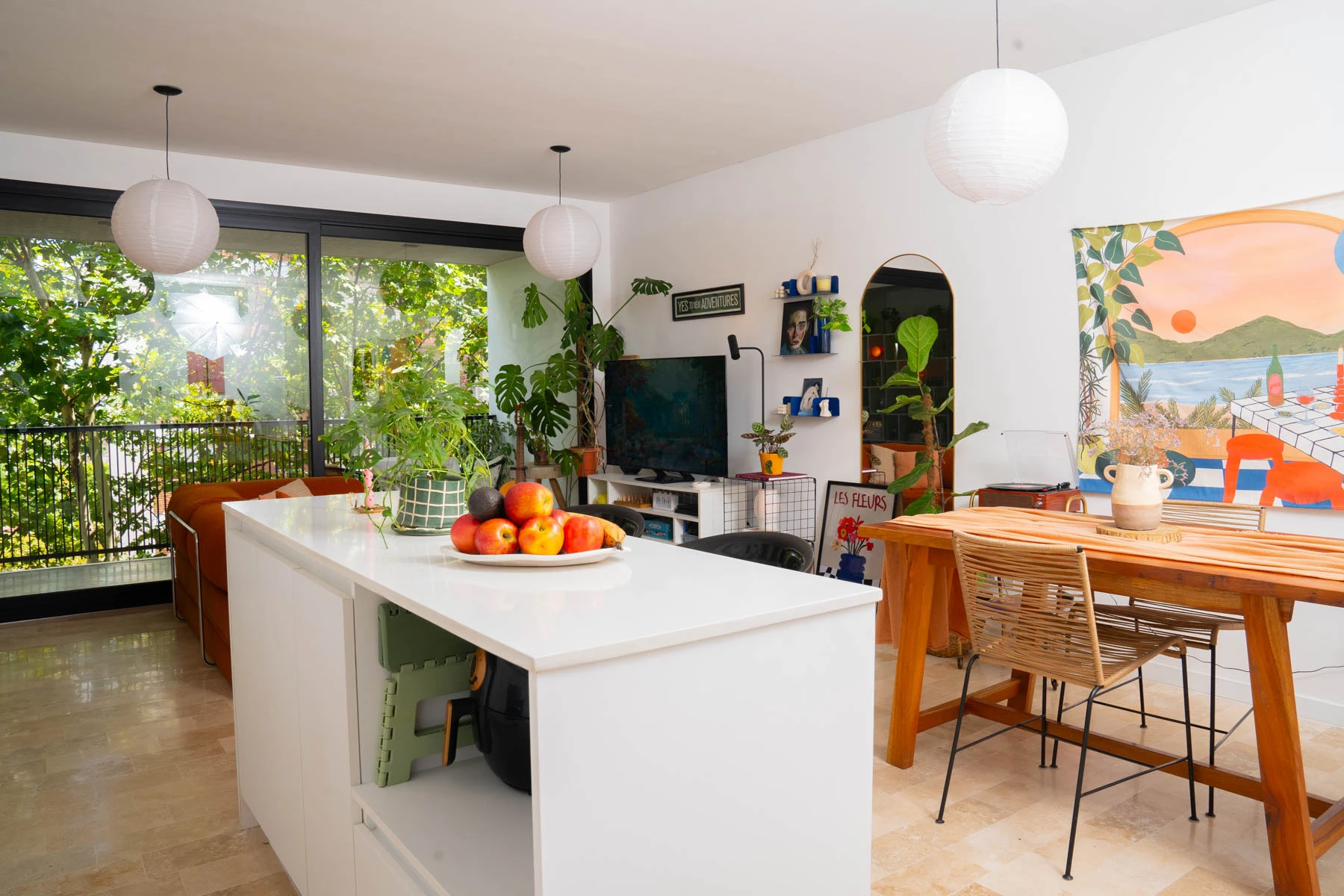 La integración visual y funcional de la cocina, el comedor, la sala de estar... ¡y el balcón!.
