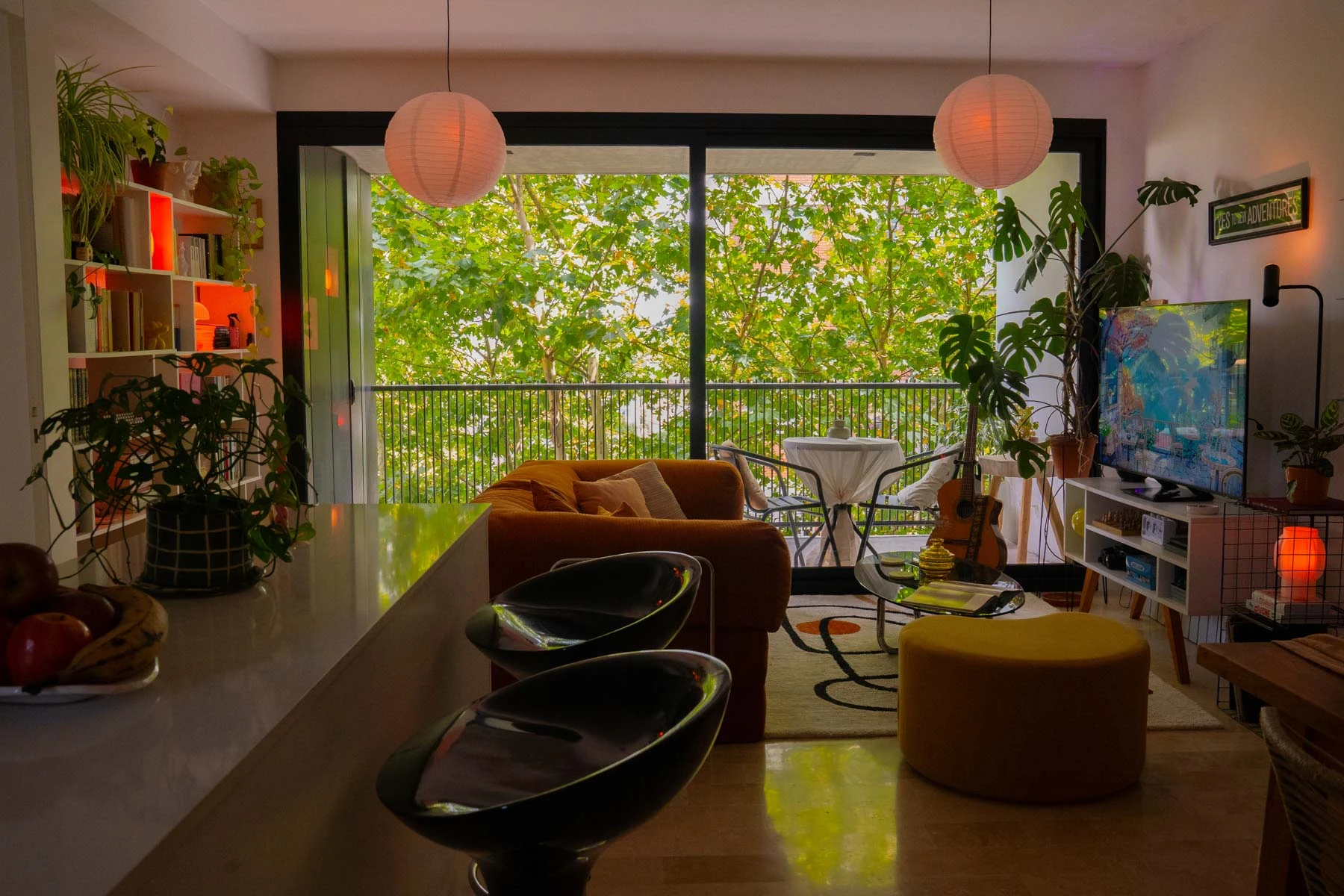 Una visión diferente del depto, a la hora en la que la iluminación elegida por Laura lo transforma.