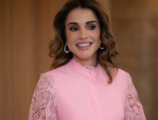 Rania de Jordania sorprende con un look barbiecore