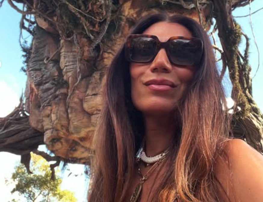 Flor de la V impone tendencia desde la playa con un novedoso traje de baño