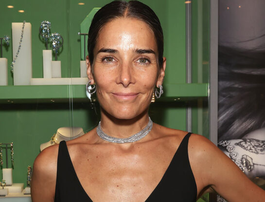 Juana Viale da cátedra de cómo levantar una prenda básica para una salida nocturna