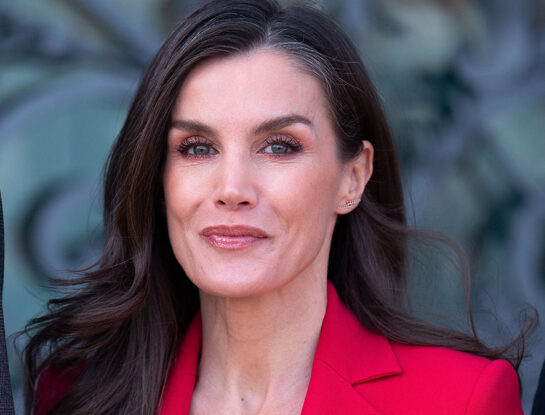 Letizia da cátedra de cómo combinar los colores rojo y camel en un look working girl