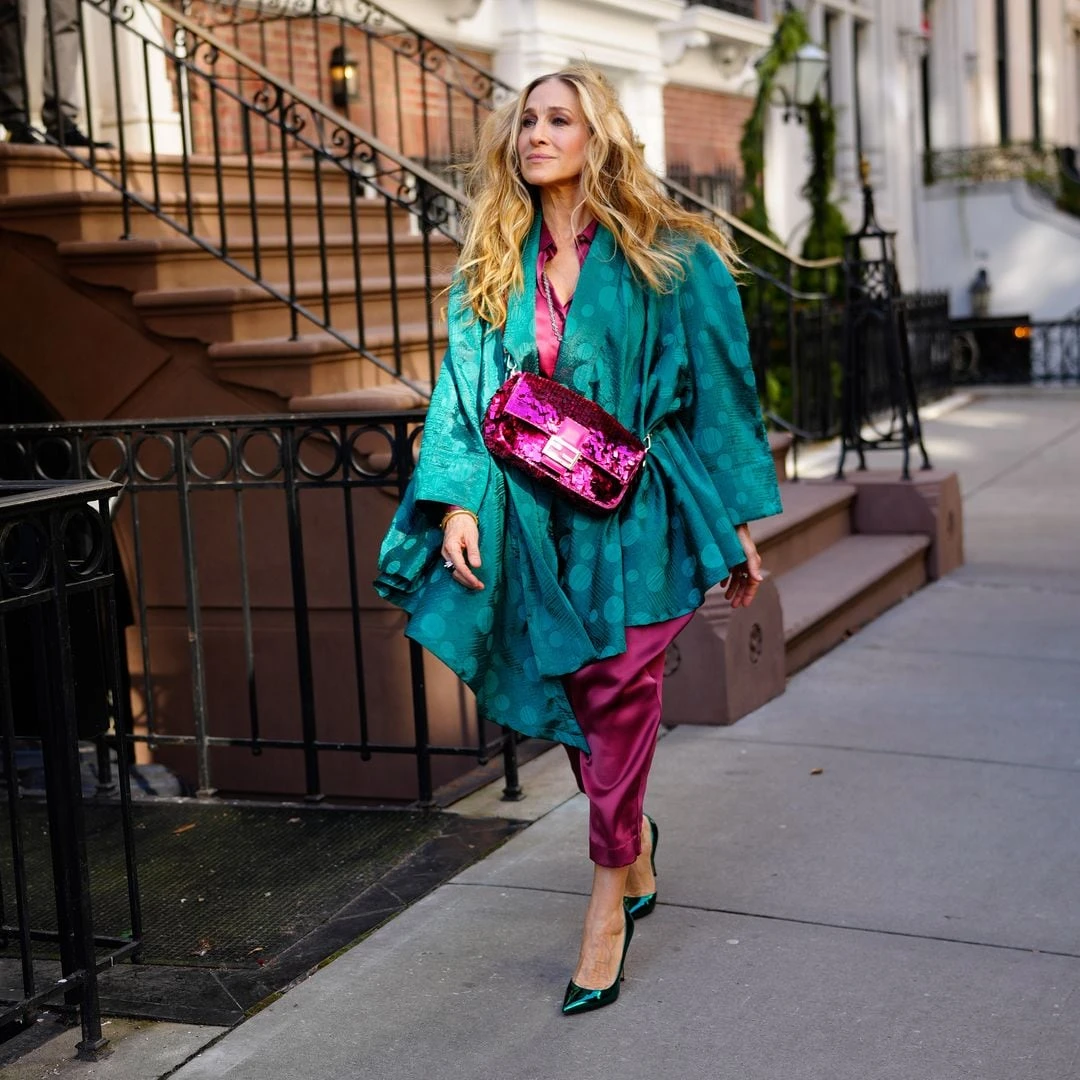 Sarah Jessica Parker en el desfile de Fendi: llevó la icónica cartera Bagette y marcó tendencia con sus botas