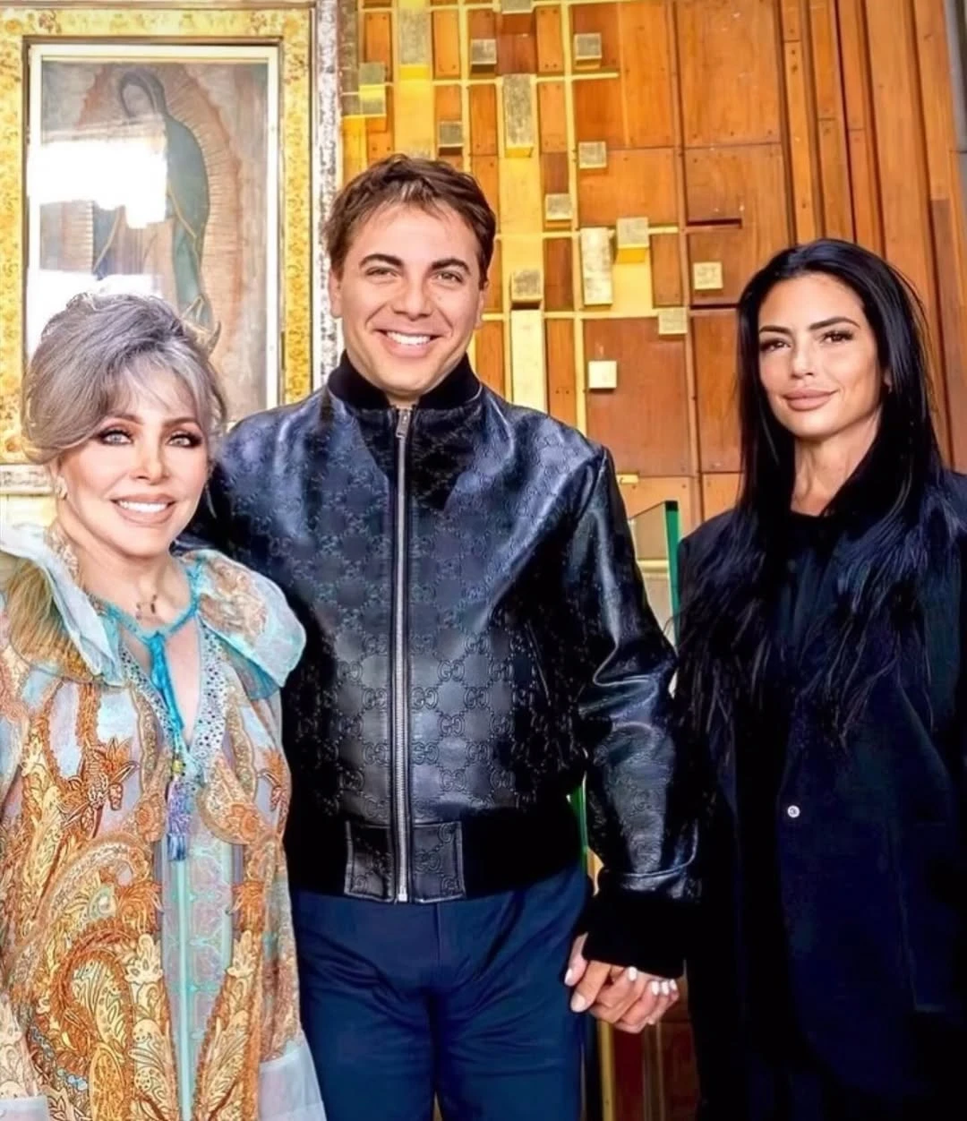 Cristian Castro junto a su madre Verónica Castro y su novia. Fotos: IG.