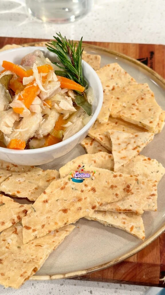 Pollo al escabeche con crackers de queso sin tacc 
