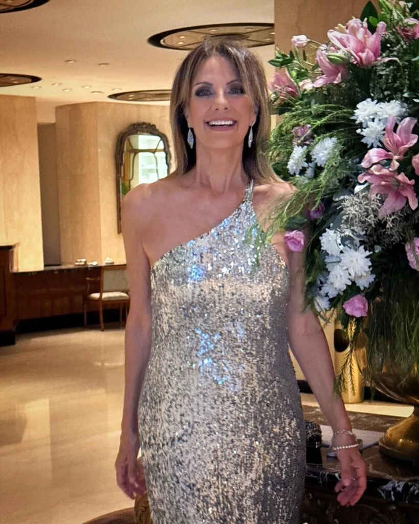 El look shiny de Nequi Galotti para la cena solidaria de FUNDAMI