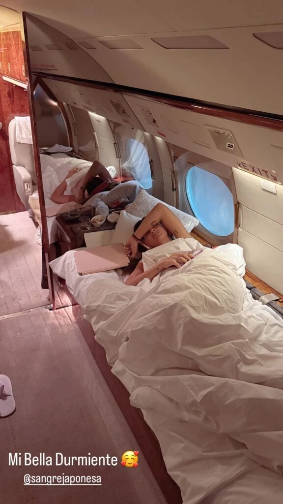 Icardi mostró a la China durmiendo en el vuelo