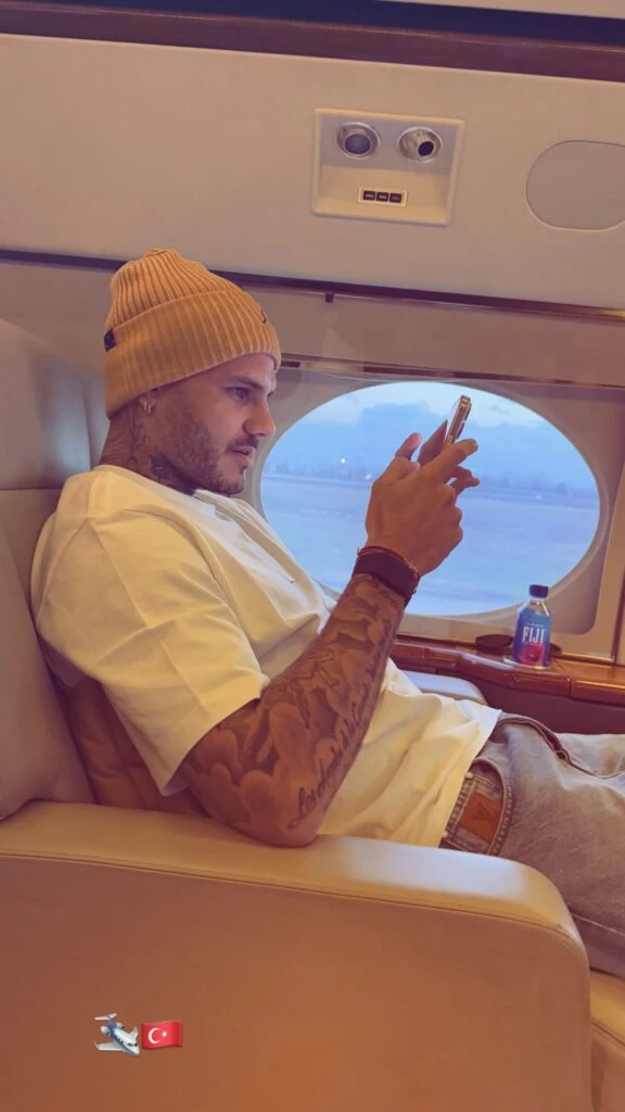 Mauro Icardi volviendo a nuestro país en un vuelo privado