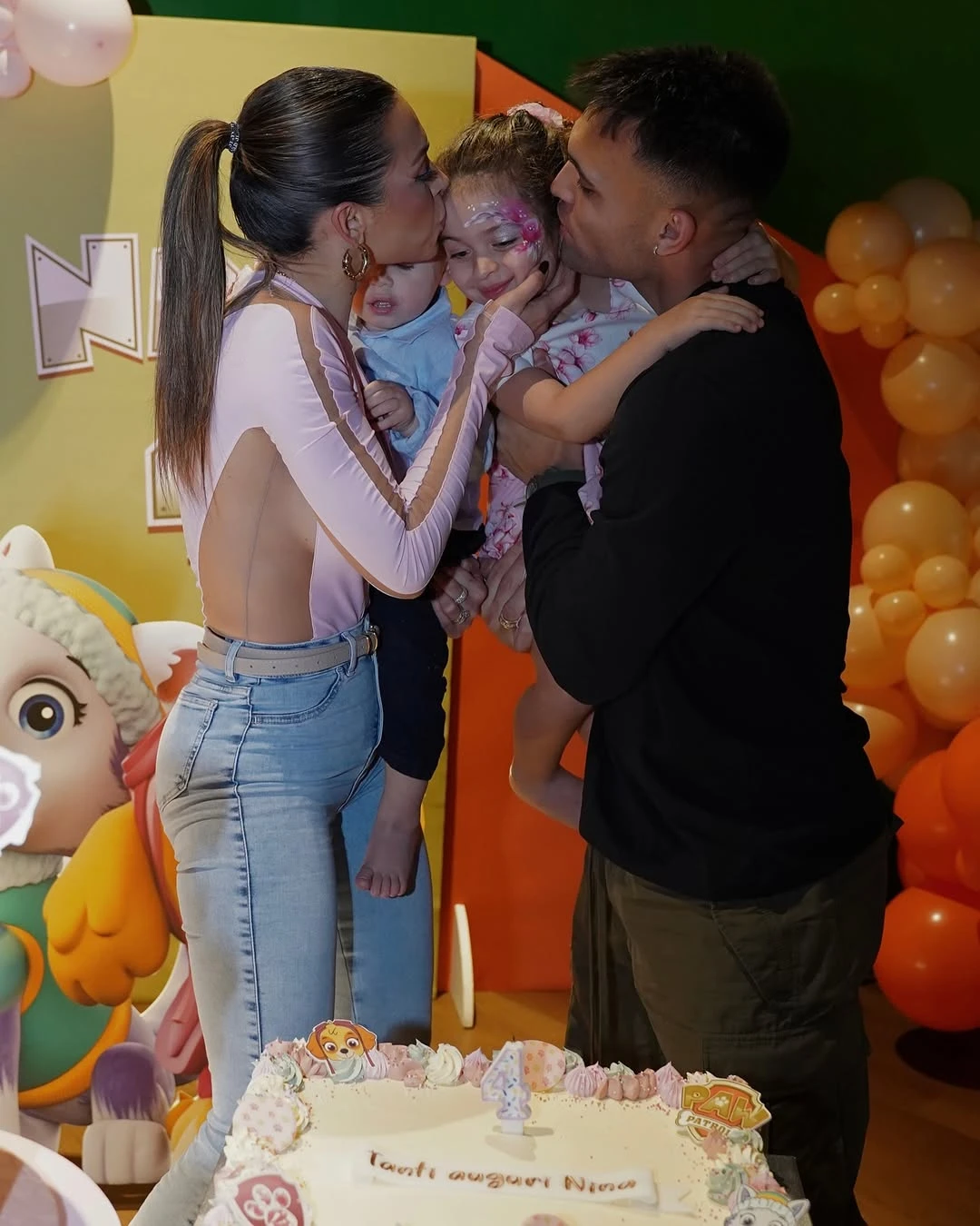 Agus Gandolfo y Lautaro Martínez junto a sus hijos Nina y Theo. Fotos: IG