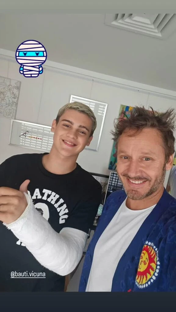 Benjamín Vicuña mostró a su hijo enyesado, por primera vez