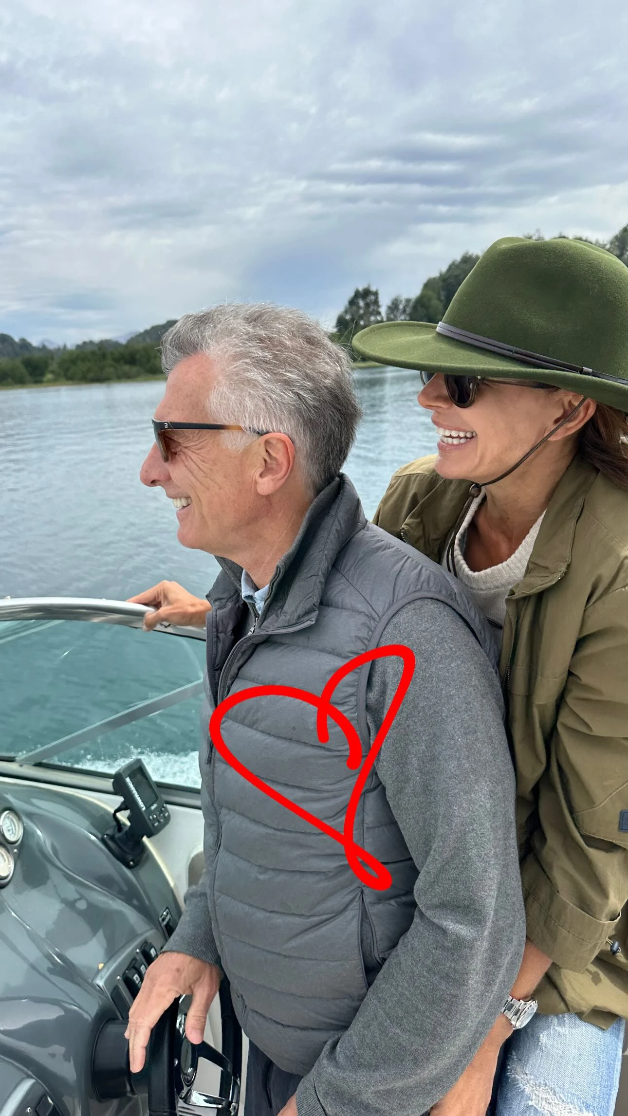 El matrimonio disfrutó de una jornada navegando en el lago. Fotos: IG.