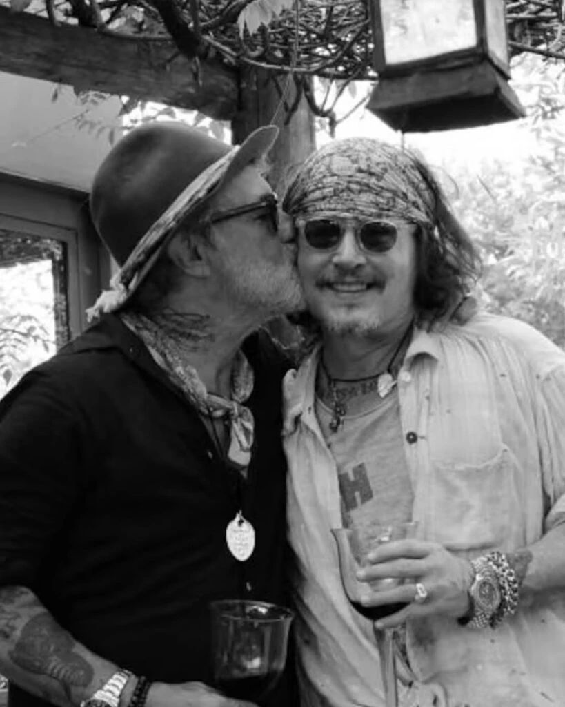 Johnny Depp y el Corcho Rodríguez. Fotos: IG.