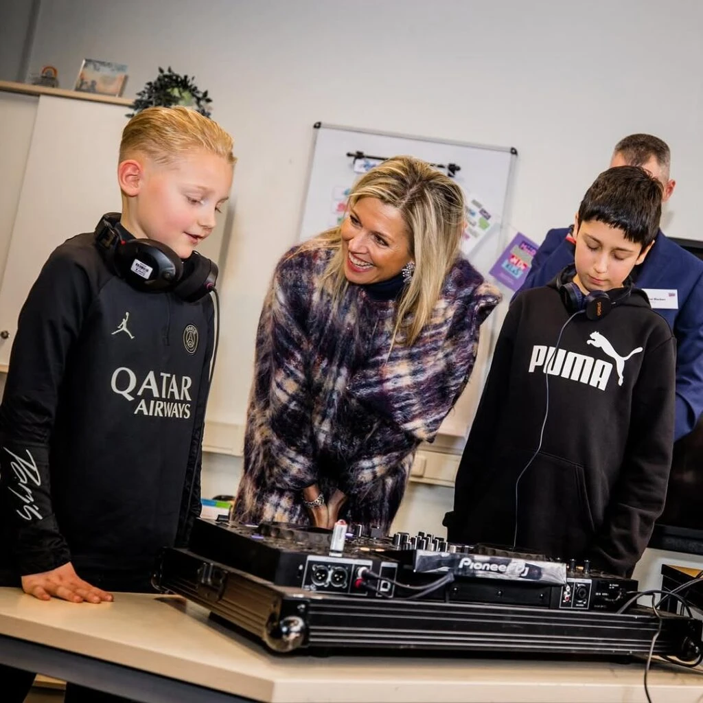 Máxima sorprendió con un look total escocés