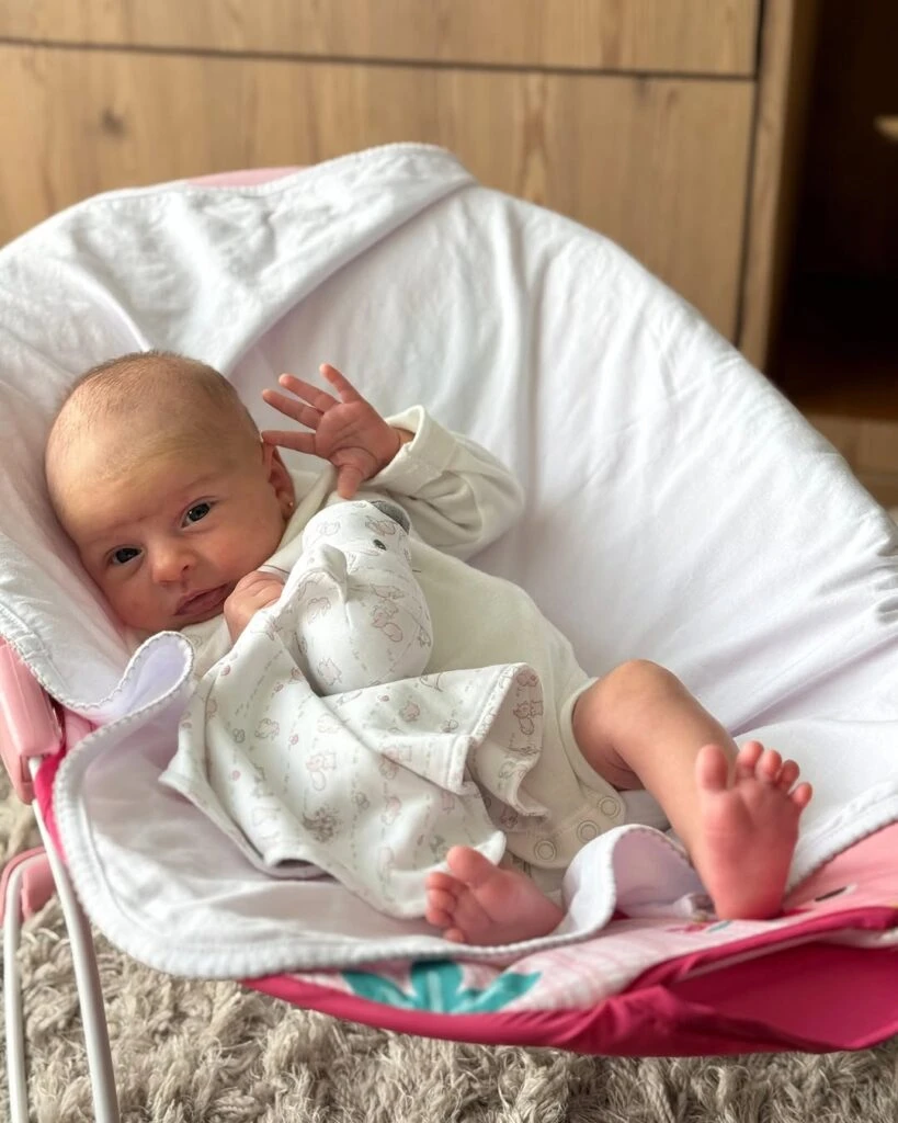 Las fotos de Amanda, la hija de Fede Hoppe y Maca Rinaldi, a un mes de su nacimiento. Foto: IG