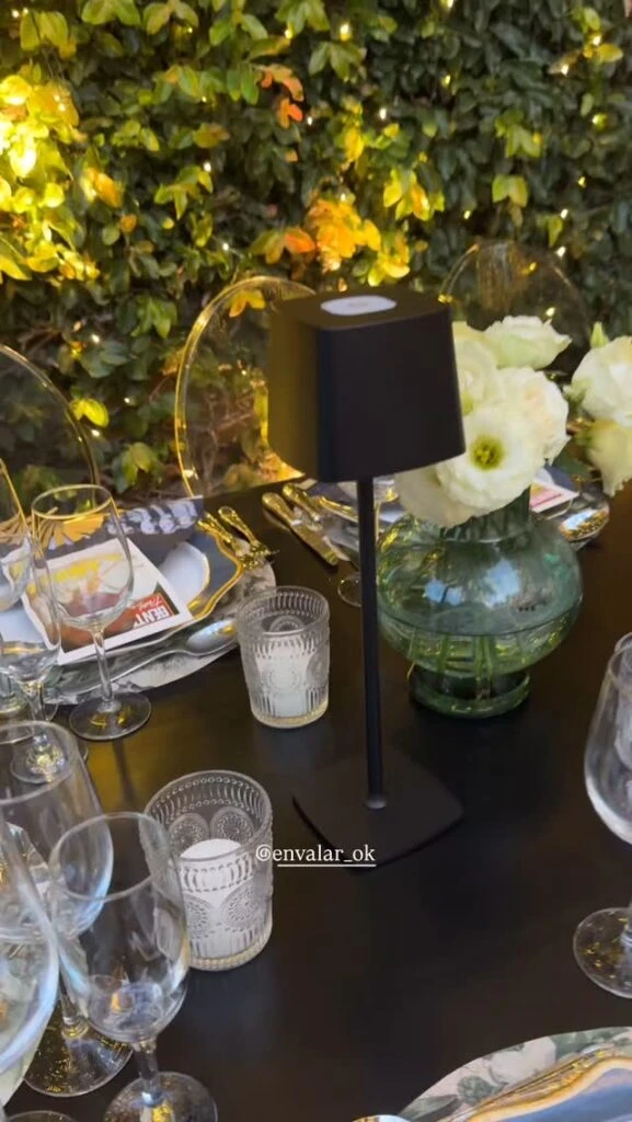 Los centros de mesa, con floreros y veladores