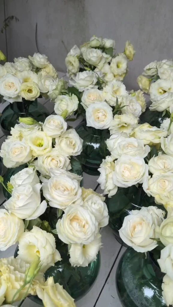 Los floreros con rosas y lisianthus del cumpleaños de Mirtha Legrand