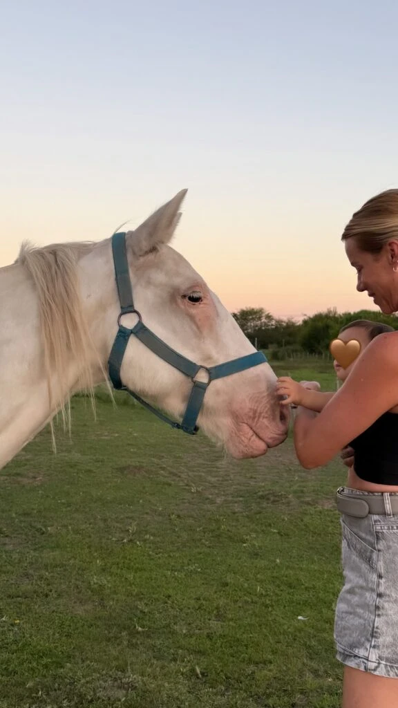 Las fotos de los días de campo de Nicole Neumann y sus hijos