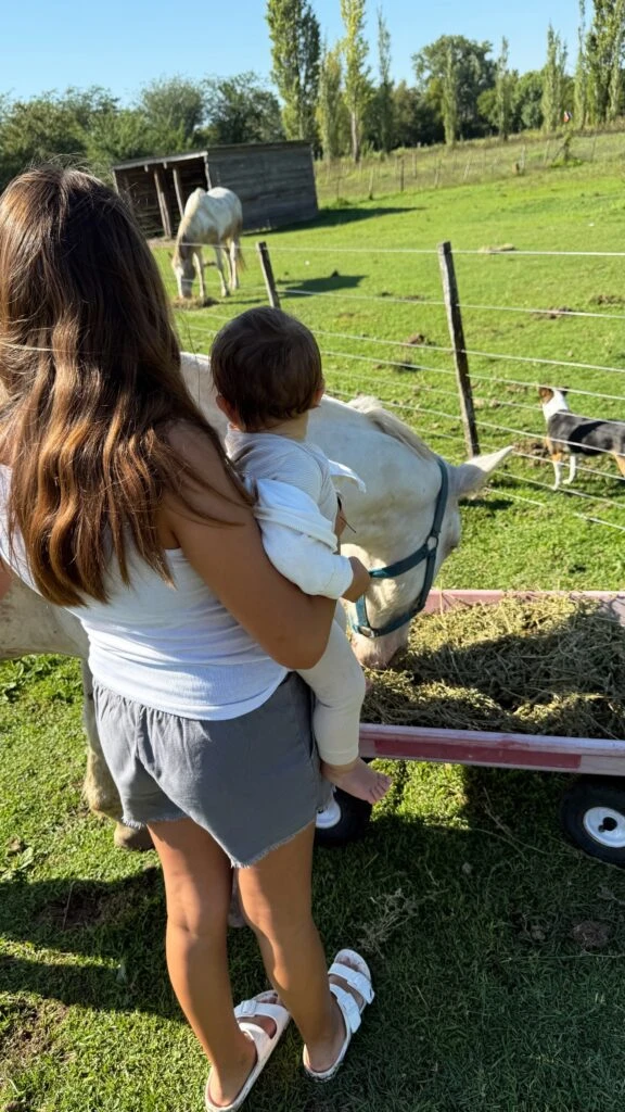 Las fotos de los días de campo de Nicole Neumann y sus hijos. Foto: IG.