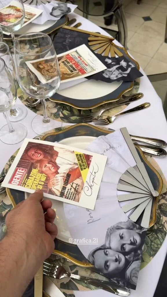 Las tarjetas identificatorias de cada lugar son portadas de revistas donde salió Mirtha