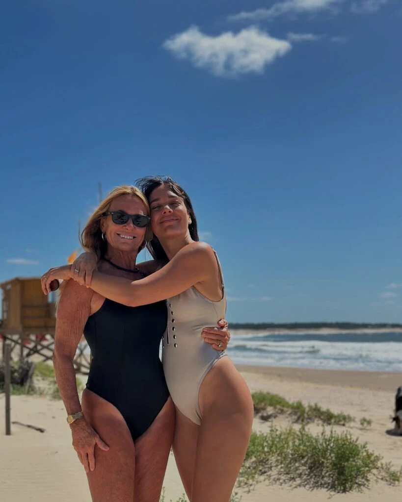 Las fotos de las vacaciones de la trilliza María Emilia junto a su hija Sonia Zavaleta. Foto: IG.