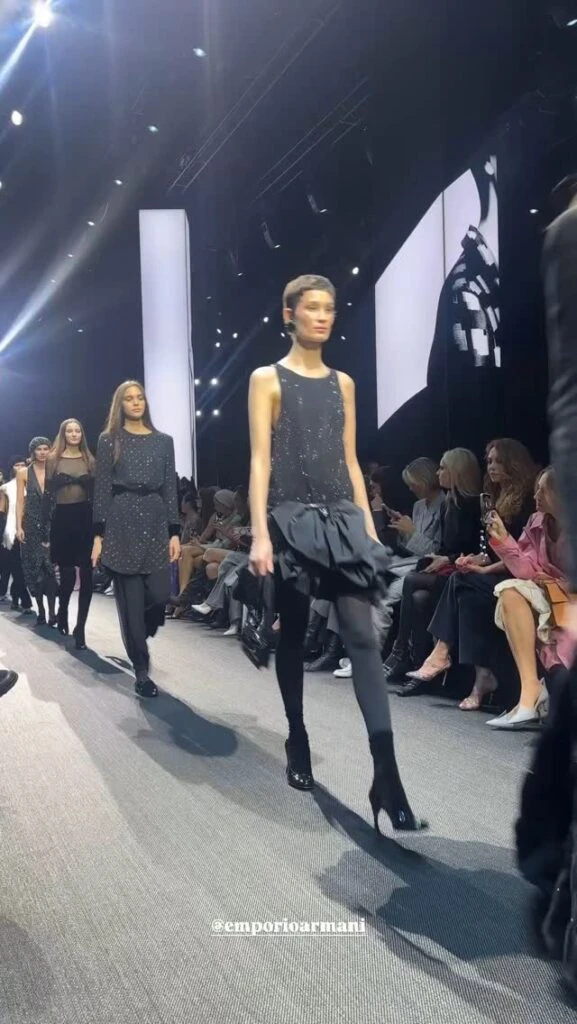 El look de tendencia de Valeria Mazza para el desfile de Armani en Milán