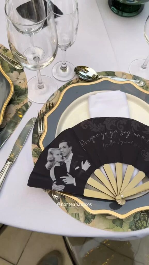 Los ya clásicos abanicos con frases de Mirtha