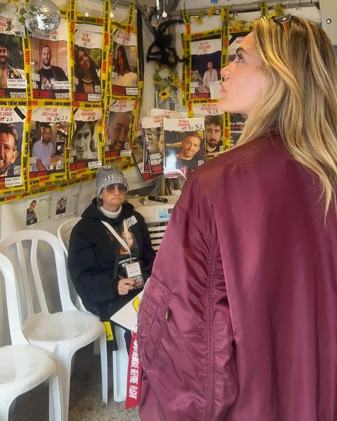 Emilia Attias estuvo visitando la "Plaza de los secuestrados" en Tel Aviv. Fotos: IG.