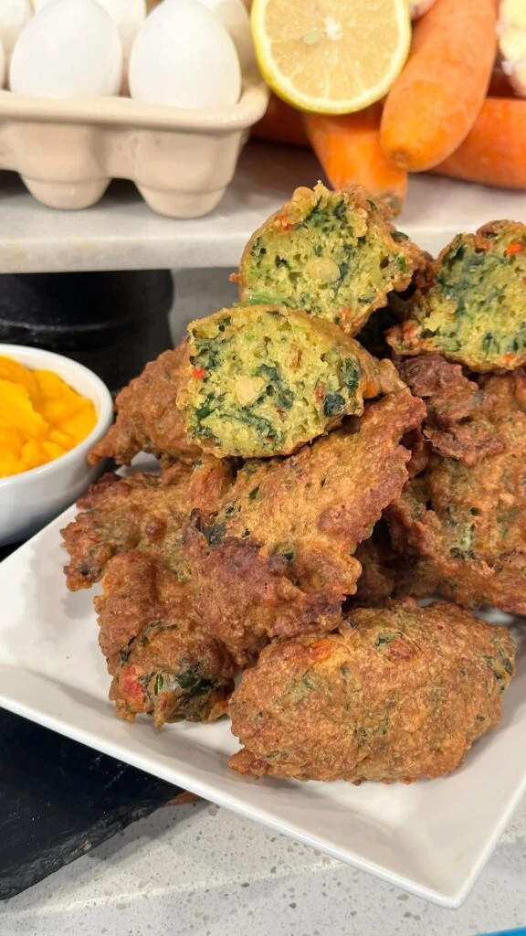 Buñuelos de espinaca, cebollas y garbanzos con mayonesa de zanahoria