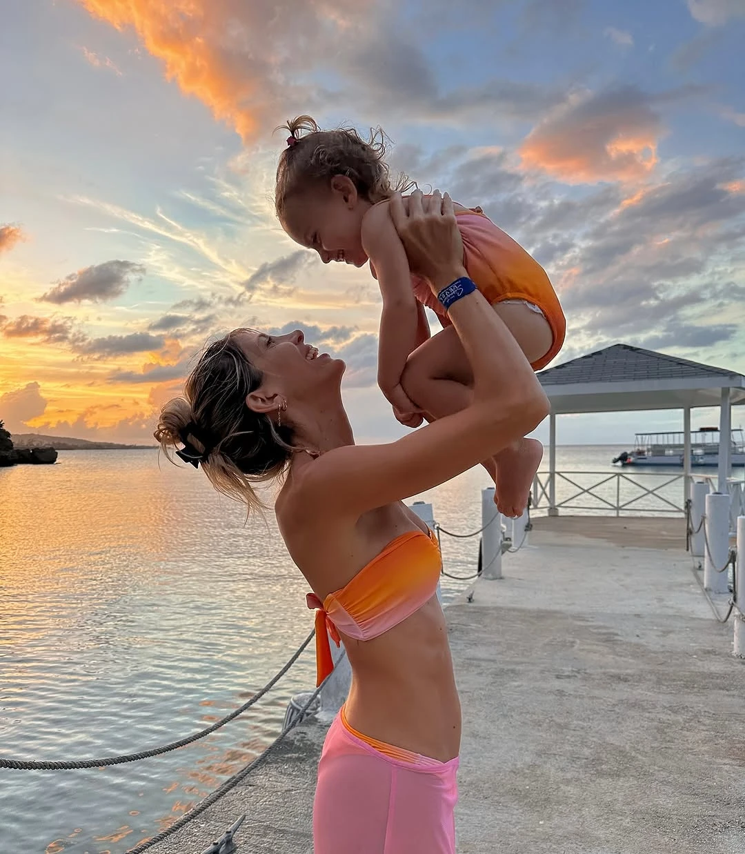 Vita llevó una malla enteriza con colores similares a los de su madre. Fotos: IG.