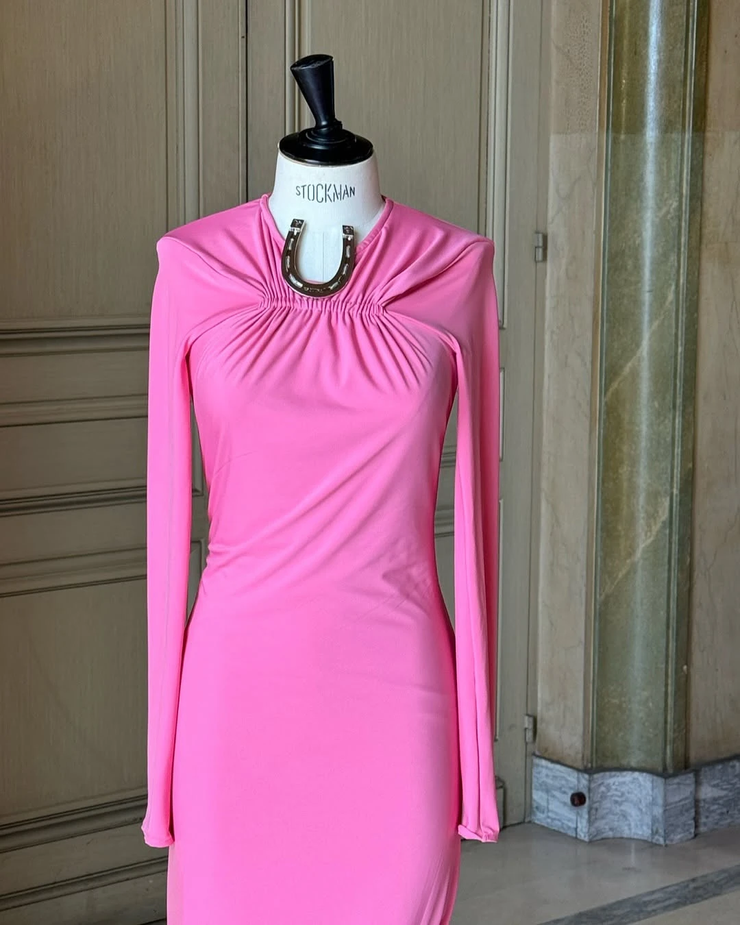 El vestido cuenta con dos detalles de herraduras en el escote y espalda baja. Fotos: IG.