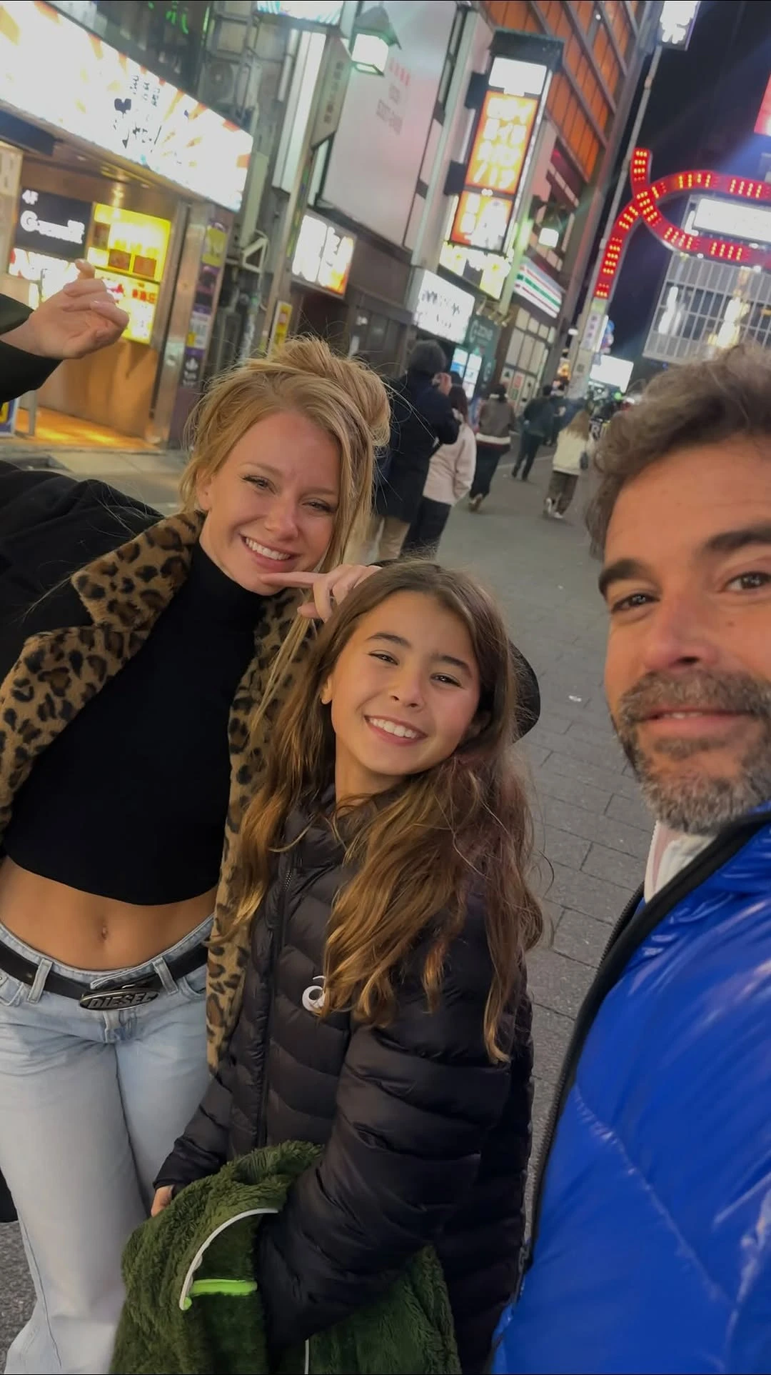 Nico y Rufina Cabré con Rocío Pardo en Japón