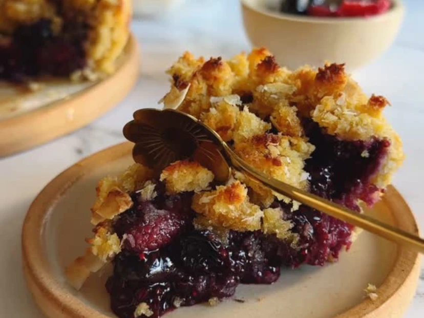 Torta crumble de frutos rojos sin harina: el postre ideal para el Día de los Enamorados