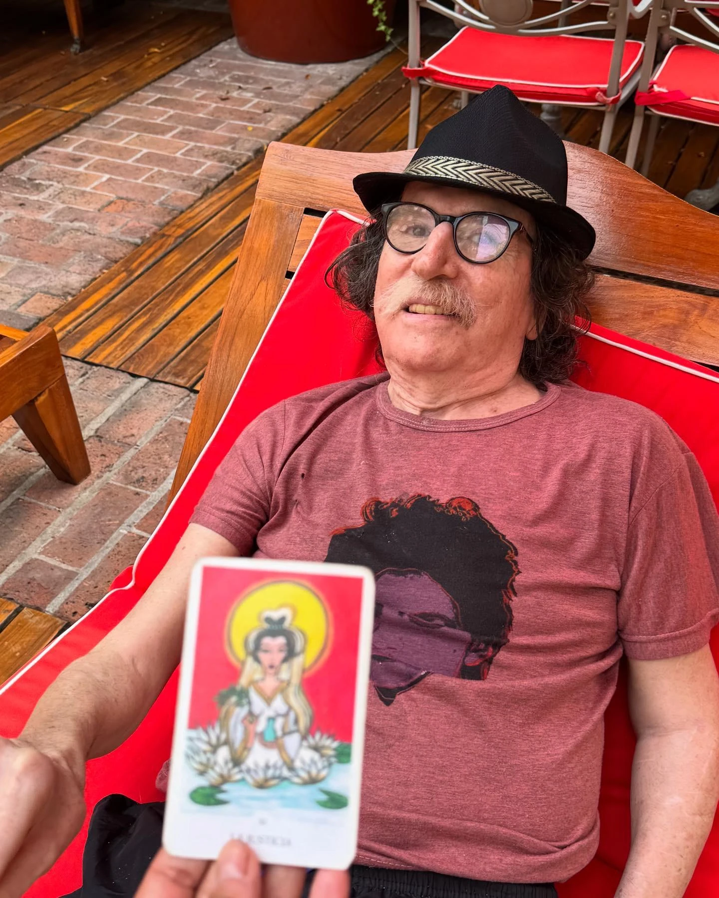 Charly sacó la carta 11 del tarot
