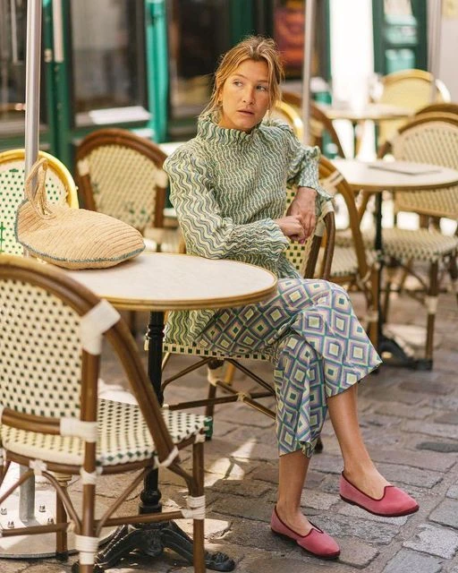 Buscas comodidad y estilo italiano? Descubre las nuevas zapatillas venecianas de Mango, un calzado clásico y elegante ideal para primavera y verano, inspirado en la tradición italiana y perfecto para cualquier ocasió