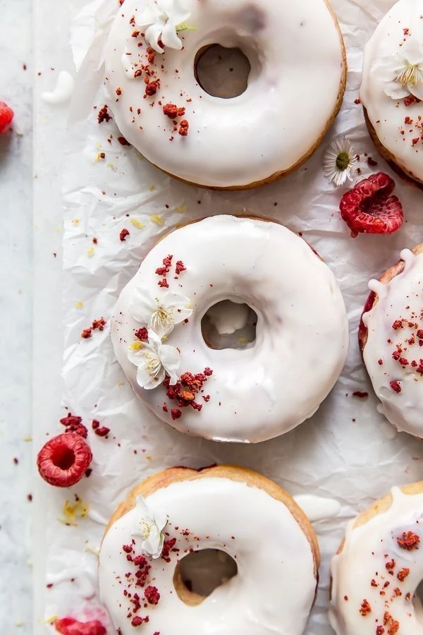 Cómo preparar donas de chocolate blanco y frambuesa: la receta perfecta para compartir con amigos