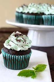 cupcakes de chocolate rellenos de crema de menta