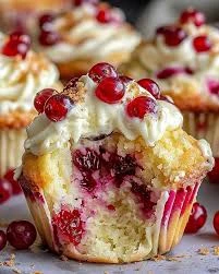 cupcakes de chocolate blanco rellenos de frutos del bosque