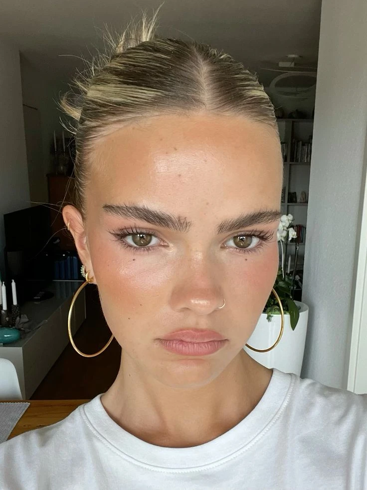 Qué es "blonzer", la técnica de maquillaje protagonista del 2025