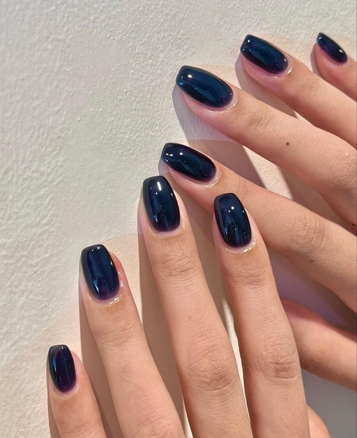 Estas uñas oscuras también serán tendencia en 2025