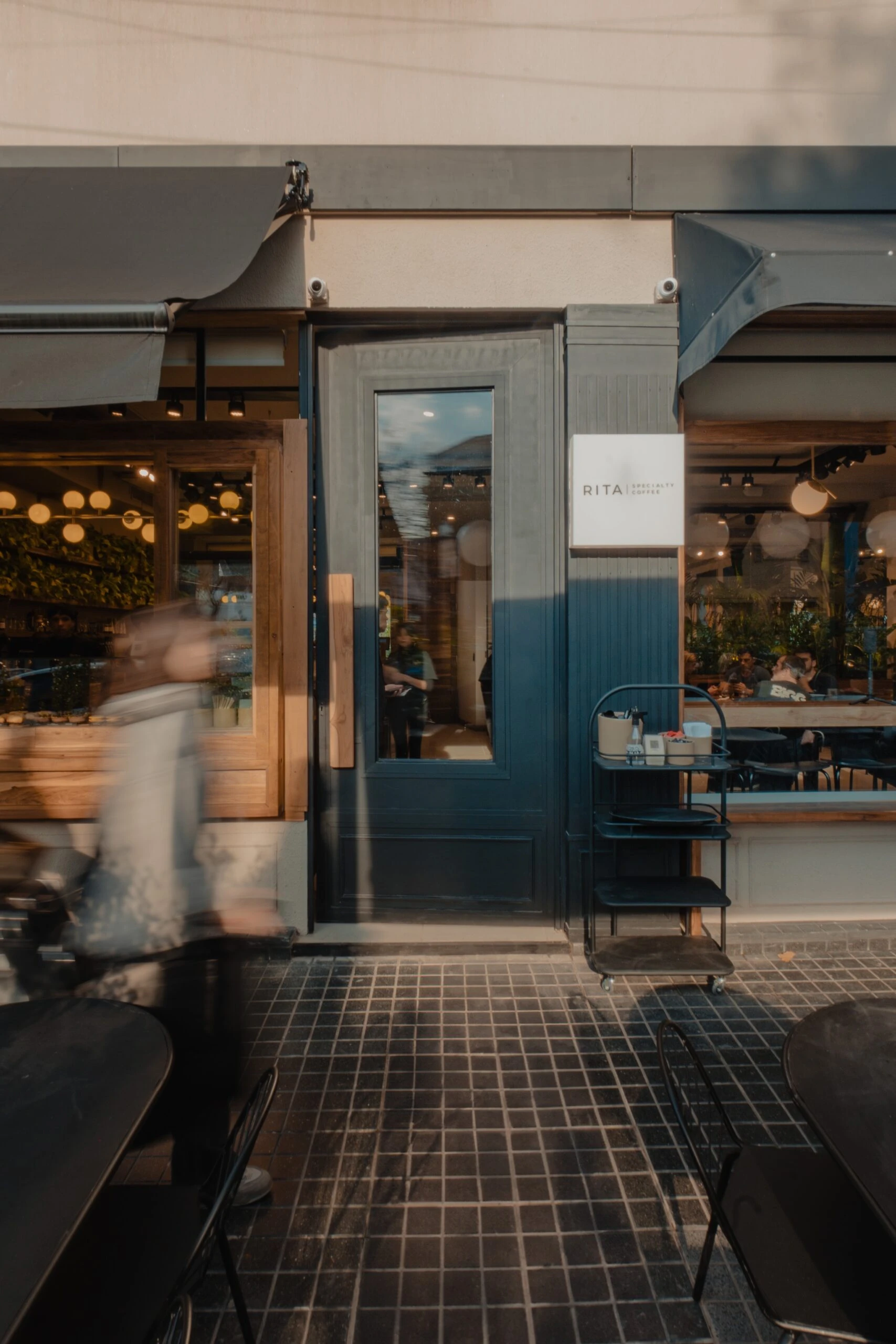 Rita Specialty Coffee propone buen café, y al mismo tiempo buen diseño y arquitectura. 